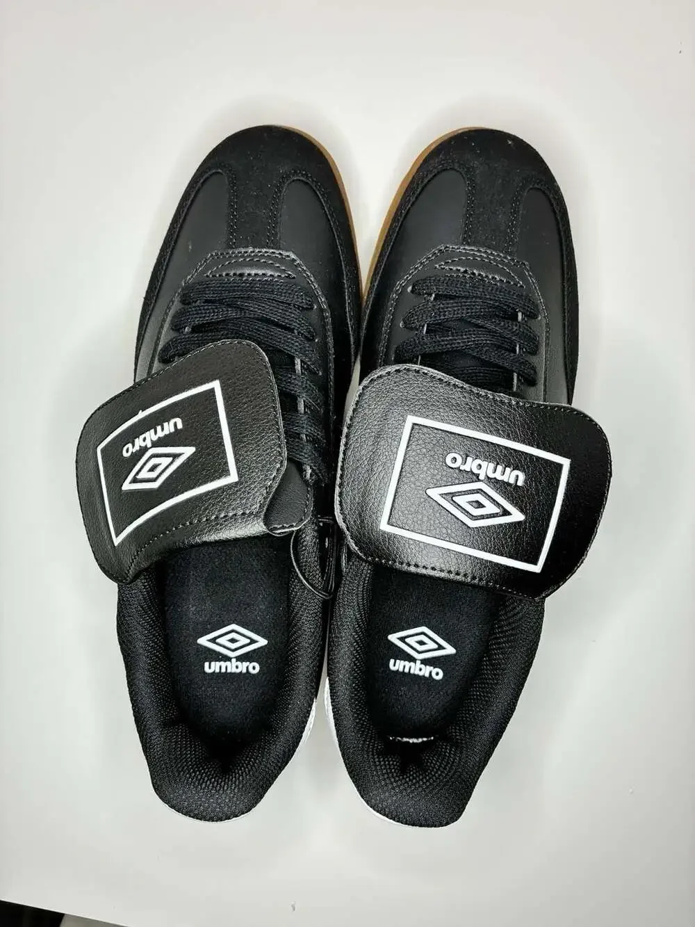 Umbro TX Soccer Shoes Black White Gum Size 9 1/2